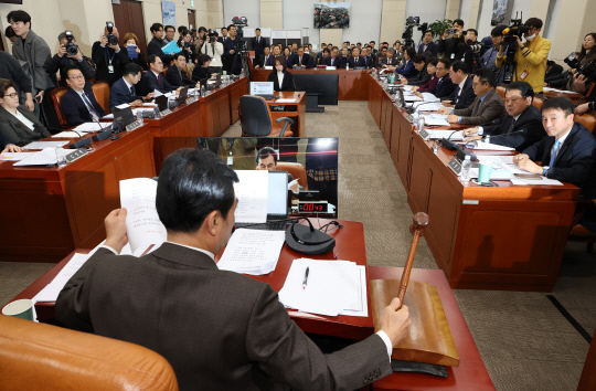 지난달 22일 국회에서 열린 '윤석열 정부의 비상계엄 선포를 통한 내란 혐의 진상규명 국정조사 특별위원회' 1차 청문회에서 더불어민주당 소속 안규백 위원장이 윤석열 대통령 동행명령장 발부의 건을 상정하고 있다. [연합뉴스]